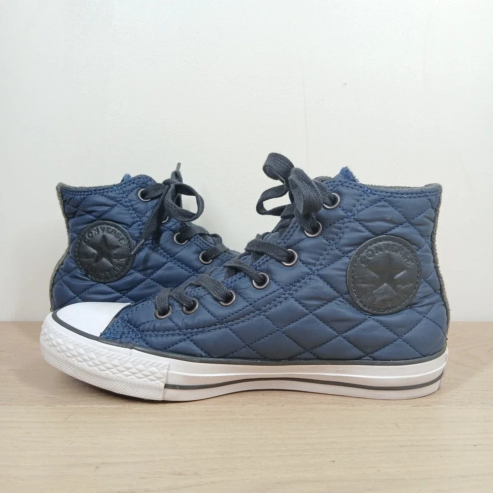 Converse High Top Sneakers Women 7.5 Navy Textile Quilted Lined Winter Casual